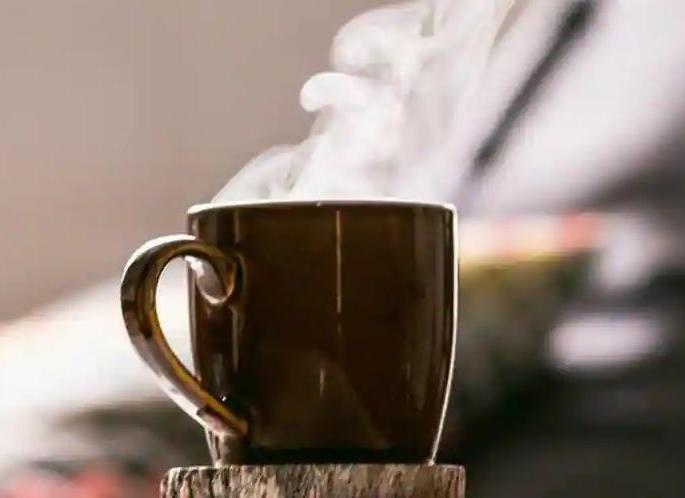 The young man got a cup of tea for nine lakhs | तरुणाला एक चहा पडला नऊ लाखांत The young man got a cup of tea for nine lakhs | तरुणाला एक चहा पडला नऊ लाखांत