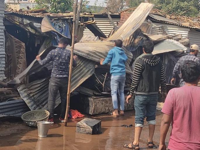 Gas cylinder explodes in Yavatmal, four houses on fire | यवतमाळात गॅस सिलिंडरचा स्फोट, चार घरांना आग Gas cylinder explodes in Yavatmal, four houses on fire | यवतमाळात गॅस सिलिंडरचा स्फोट, चार घरांना आग