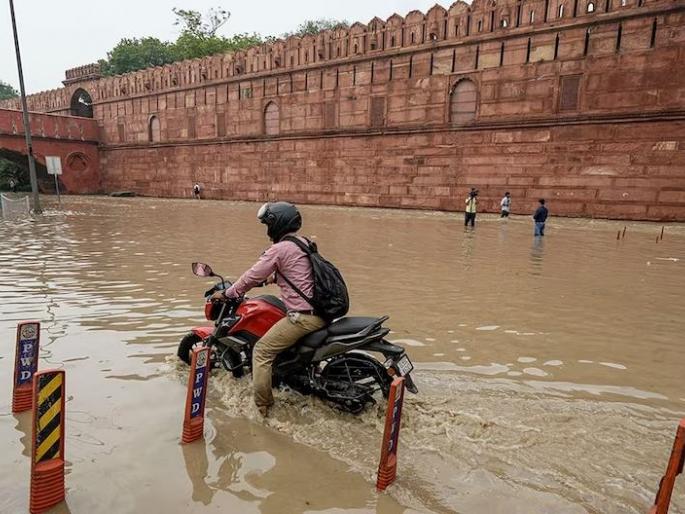 Politics over flood in capital; It was like a flood in delhi | राजधानीतील महापुरावरून राजकारण; दिल्लीत पूरस्थिती जैसे थे Politics over flood in capital; It was like a flood in delhi | राजधानीतील महापुरावरून राजकारण; दिल्लीत पूरस्थिती जैसे थे