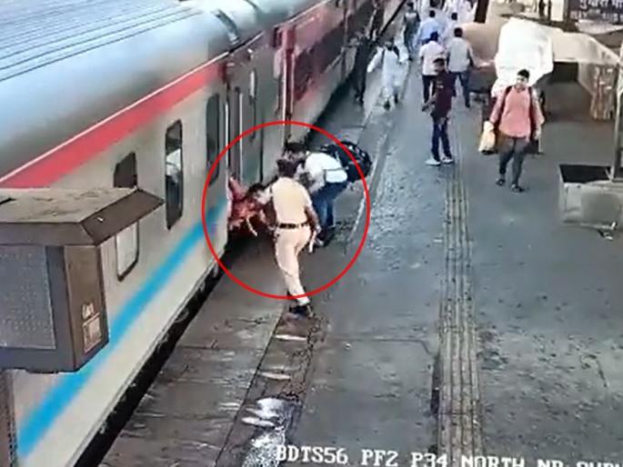 Video: RPF women policeman saves life of woman passenger, video goes viral of bandra terminus of mumbai | Video: RPF महिला पोलिसाने वाचवला महिला प्रवाशाचा जीव, व्हिडिओ व्हायरल Video: RPF women policeman saves life of woman passenger, video goes viral of bandra terminus of mumbai | Video: RPF महिला पोलिसाने वाचवला महिला प्रवाशाचा जीव, व्हिडिओ व्हायरल