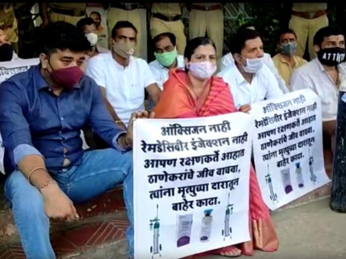 Corona Virus : The wife of the Minister of Housing Jitendra Awhad is directly agitating for oxygen and remediation | Corona Virus : जितेंद्र आव्हाड यांच्या पत्नीचं आंदोलन; मनसेसोबत पायऱ्यांवर 'ठिय्या', अधिकाऱ्यांवर संतापल्या Corona Virus : The wife of the Minister of Housing Jitendra Awhad is directly agitating for oxygen and remediation | Corona Virus : जितेंद्र आव्हाड यांच्या पत्नीचं आंदोलन; मनसेसोबत पायऱ्यांवर 'ठिय्या', अधिकाऱ्यांवर संतापल्या