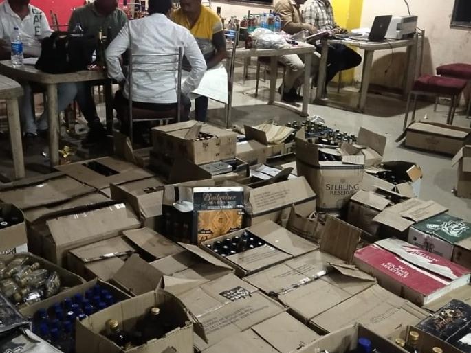 Counterfeit foreign liquor busted in Washim, liquor worth 4.43 lakh seized | वाशिममध्ये बनावट विदेशी दारूचा गोरखधंदा, ४.४३ लाखांची दारू जप्त Counterfeit foreign liquor busted in Washim, liquor worth 4.43 lakh seized | वाशिममध्ये बनावट विदेशी दारूचा गोरखधंदा, ४.४३ लाखांची दारू जप्त