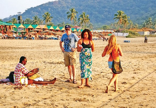 The country's borders are open to foreign tourists | विदेशी पर्यटकांना देशाच्या सीमा झाल्या खुल्या The country's borders are open to foreign tourists | विदेशी पर्यटकांना देशाच्या सीमा झाल्या खुल्या