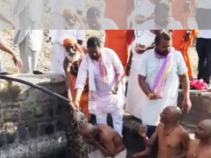 Gharwapsi: 18 members of Muslim family accept Hinduism, bath with dung and urine in ratlam madhya pradesh | Gharwapsi: मुस्लीम कटुंबातील 18 जणांनी स्विकारला हिंदू धर्म, शेण अन् गोमुत्राने अंघोळ