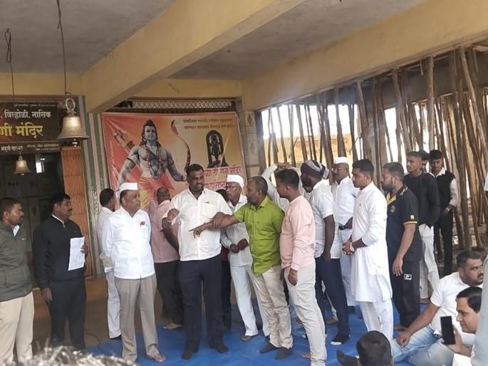 As soon as the decision of transfer was made, the village sevak started a ruckus, the villagers protested | बदलीचा ठराव करताच ग्रामसेवकाने ठोकली धूम, ग्रामस्थांचं ठिय्या आंदोलन As soon as the decision of transfer was made, the village sevak started a ruckus, the villagers protested | बदलीचा ठराव करताच ग्रामसेवकाने ठोकली धूम, ग्रामस्थांचं ठिय्या आंदोलन