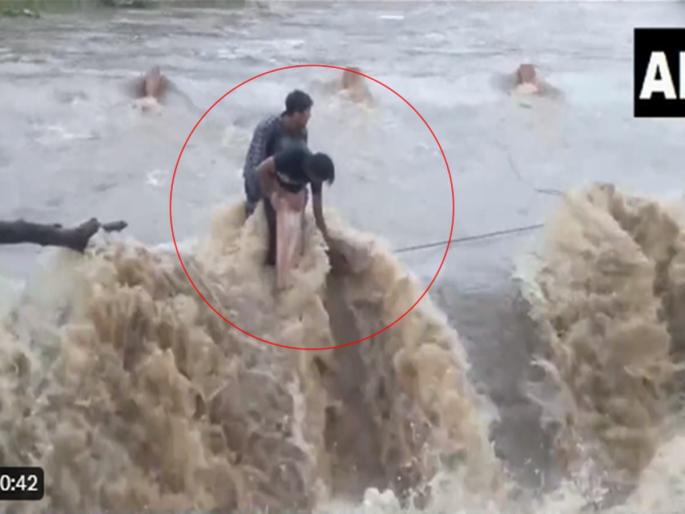 'The two-wheeler was carried away, both lives were hanging; The video of those stuck on the bridge went viral of rajsthan bridge | Video: 'दुचाकी गेली वाहून, जीव टांगणीला; पुलावर अडकलेल्या दोघांचा व्हिडिओ व्हायरल 'The two-wheeler was carried away, both lives were hanging; The video of those stuck on the bridge went viral of rajsthan bridge | Video: 'दुचाकी गेली वाहून, जीव टांगणीला; पुलावर अडकलेल्या दोघांचा व्हिडिओ व्हायरल