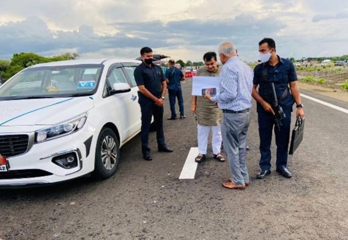 ... Then Nitin Gadkari drank tea in a car traveling at a speed of 130 kmph in pune-mumbai highway | एक्सप्रेस वेवर गाडीचा स्पीड 130 किमी, गडकरी म्हणाले; चहाचा थेंब खाली पडला तर... ... Then Nitin Gadkari drank tea in a car traveling at a speed of 130 kmph in pune-mumbai highway | एक्सप्रेस वेवर गाडीचा स्पीड 130 किमी, गडकरी म्हणाले; चहाचा थेंब खाली पडला तर...