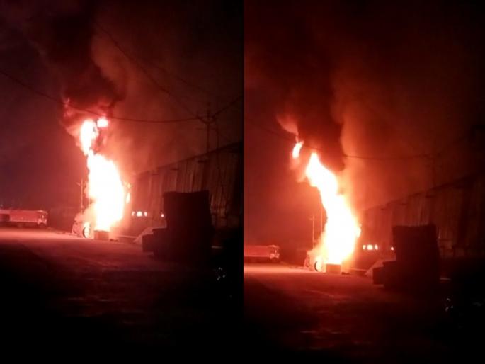 Massive fire in Rajuri Steel in Jalanya, fire brigade rush | Video : जालन्यातील राजुरी स्टीलमध्ये भीषण आग, अग्निशमन दलाची धाव Massive fire in Rajuri Steel in Jalanya, fire brigade rush | Video : जालन्यातील राजुरी स्टीलमध्ये भीषण आग, अग्निशमन दलाची धाव