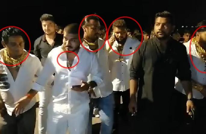 Goldman Gang wanders on the juhu beach in Mumbai without a mask, just Dhingana | मुंबईतील जुहू बीचवर गोल्डमॅन गँगची विनामास्क भटकंती, नुसता धिंगाणा Goldman Gang wanders on the juhu beach in Mumbai without a mask, just Dhingana | मुंबईतील जुहू बीचवर गोल्डमॅन गँगची विनामास्क भटकंती, नुसता धिंगाणा