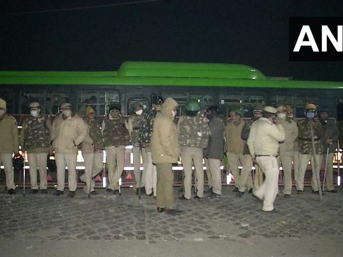 83 policemen injured in Delhi riots, 4 FIRs filed against protesters in delhi | दिल्लीतील हिंसाचारात 86 पोलीस जखमी, आंदोलकांविरुद्ध 15 FIR दाखल 83 policemen injured in Delhi riots, 4 FIRs filed against protesters in delhi | दिल्लीतील हिंसाचारात 86 पोलीस जखमी, आंदोलकांविरुद्ध 15 FIR दाखल
