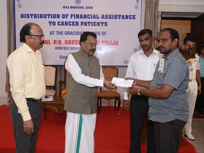 Financial assistance to 144 cancer patients by Governor | राज्यपालांतर्फे १४४ कॅन्सर रुग्णांना आर्थिक मदत Financial assistance to 144 cancer patients by Governor | राज्यपालांतर्फे १४४ कॅन्सर रुग्णांना आर्थिक मदत