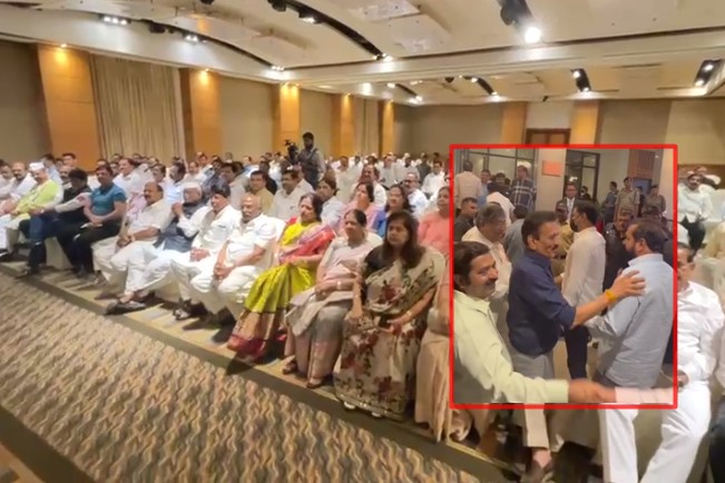Meeting of MLAs ends, Girish Mahajan says "everything in OKK" after meet rebel MLA of shivsena | Shivsena: मुंबईत आमदारांची बैठक संपली, गिरीश महाजन म्हणाले "ओक्केमधीय सगळं"