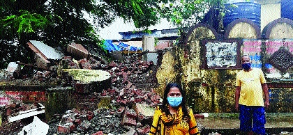 Repaired toilet collapses! | दुरुस्ती केलेले शौचालय कोसळले! Repaired toilet collapses! | दुरुस्ती केलेले शौचालय कोसळले!