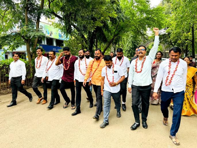 Protest with garlands of onions around the neck, Swarajya's statement to the district collector | गळ्यात कांद्याच्या माळा घालून आंदोलन, स्वराज्यचं जिल्हाधिकाऱ्यांना निवेदन Protest with garlands of onions around the neck, Swarajya's statement to the district collector | गळ्यात कांद्याच्या माळा घालून आंदोलन, स्वराज्यचं जिल्हाधिकाऱ्यांना निवेदन