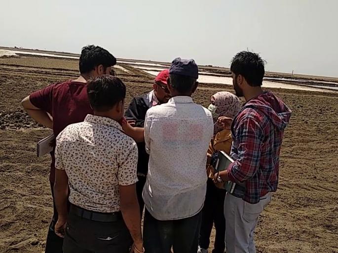 Election in Gujarat? There is no information of kharaghoda district | गुजरातेत इलेक्शन? काही माहितीच नाही, या जिल्ह्यातील लोकांची अशीही व्यथा Election in Gujarat? There is no information of kharaghoda district | गुजरातेत इलेक्शन? काही माहितीच नाही, या जिल्ह्यातील लोकांची अशीही व्यथा