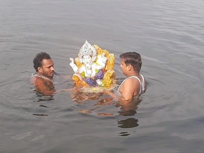 Come early next year... One and a half day Ganapati immersion in a soulful atmosphere in panvel | पुढच्या वर्षी लवकर या... भावपूर्ण वातावरणात दीड दिवसाच्या गणपतींचे विसर्जन