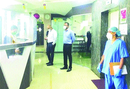 Raids on hospitals that charge extra bills | जादा बिल आकारणाऱ्या रुग्णालयांवर छापा