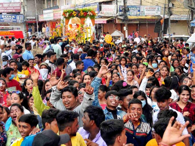 Ganeshotsav crowd threatens to erupt, health experts warn | गणेशोत्सवाच्या गर्दीमुळे उद्रेकाचा धोका, आरोग्य तज्ज्ञांनी दिला गंभीर इशारा Ganeshotsav crowd threatens to erupt, health experts warn | गणेशोत्सवाच्या गर्दीमुळे उद्रेकाचा धोका, आरोग्य तज्ज्ञांनी दिला गंभीर इशारा