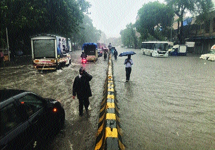 Girgaum experienced heavy rains | गिरगावने अनुभवले पावसाचे रौद्र रूप Girgaum experienced heavy rains | गिरगावने अनुभवले पावसाचे रौद्र रूप