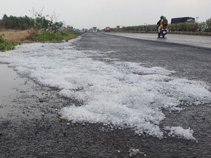 Hail over plateau in Sangamner; Hailstorm on Nashik-Pune highway | संगमनेरमधील पठारभागात गारपीट; नाशिक-पुणे महामार्गावर गारांचा खच Hail over plateau in Sangamner; Hailstorm on Nashik-Pune highway | संगमनेरमधील पठारभागात गारपीट; नाशिक-पुणे महामार्गावर गारांचा खच