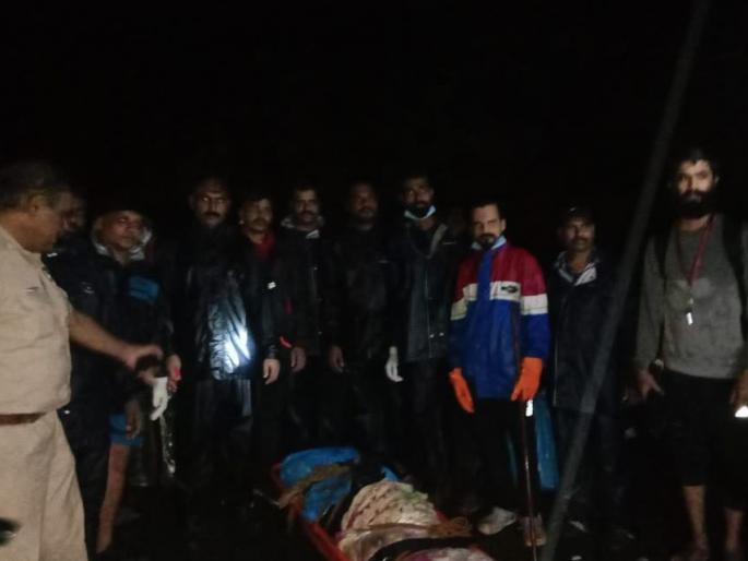 One died in a landslide; Police removed the body with the help of Narveer team | दरड कोसळून एकाचा मृत्यू; नरवीर टीमच्या सहाय्याने पोलिसांना काढला मृतदेह