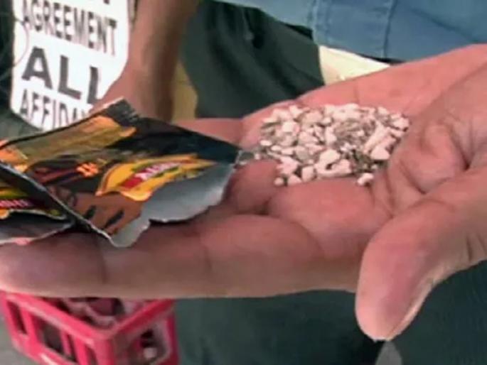 Gutkha caught on Madhya Pradesh border; About 10 lakhs worth of goods seized | मध्य प्रदेशच्या सीमेवर गुटखा पकडला; सुमारे १० लाखांचा मुद्देमाल जप्त Gutkha caught on Madhya Pradesh border; About 10 lakhs worth of goods seized | मध्य प्रदेशच्या सीमेवर गुटखा पकडला; सुमारे १० लाखांचा मुद्देमाल जप्त