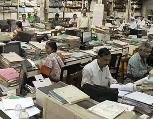 March Edding's fever, cover working days off in amravati | अमरावतीत मार्च एंडिंगचा फिव्हर; सुट्टीच्या दिवसात कामकाज कव्हर