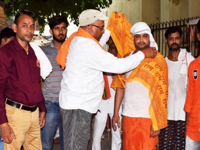 Muslim Gulnaz became Hindu in shahajahnpur, reciting Hanuman Chalisahi after conversion | मुस्लीम गुलनाज बनला हिंदू, धर्म परिवर्तनानंतर हनुमान चालिसाही केली पठण Muslim Gulnaz became Hindu in shahajahnpur, reciting Hanuman Chalisahi after conversion | मुस्लीम गुलनाज बनला हिंदू, धर्म परिवर्तनानंतर हनुमान चालिसाही केली पठण