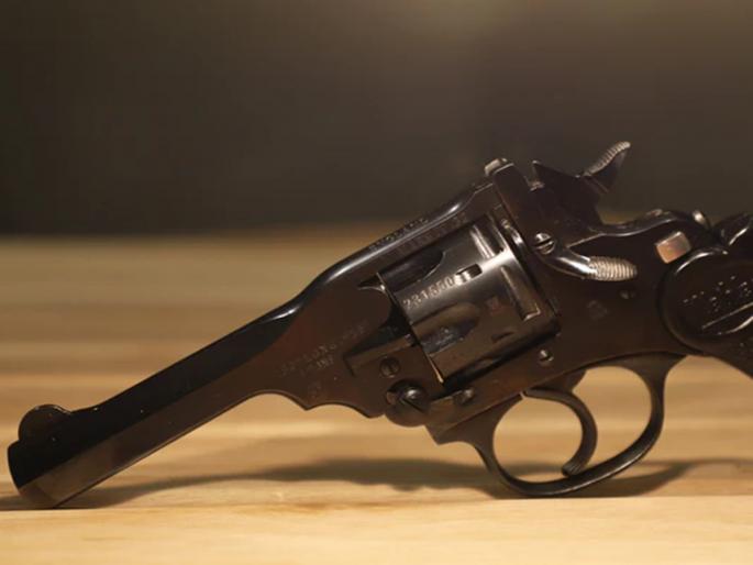 Shots fired by drunken drunkards; Police took one into custody | दिंडोशीत दारुच्या नशेत झाडल्या गोळ्या; पोलिसांनी एकाला घेतलं ताब्यात Shots fired by drunken drunkards; Police took one into custody | दिंडोशीत दारुच्या नशेत झाडल्या गोळ्या; पोलिसांनी एकाला घेतलं ताब्यात