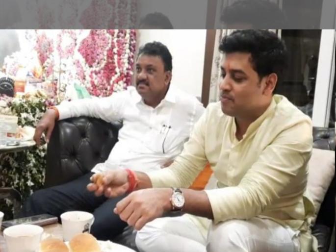 Chief Minister's son Shrikant Shinde had tea and pav, morning fire worship after Ganesh darshan | मुख्यमंत्र्यांच्या सुपुत्राने खाल्ला चहा-पाव, गणेश दर्शनानंतर पहाटेची पेटपूजा Chief Minister's son Shrikant Shinde had tea and pav, morning fire worship after Ganesh darshan | मुख्यमंत्र्यांच्या सुपुत्राने खाल्ला चहा-पाव, गणेश दर्शनानंतर पहाटेची पेटपूजा
