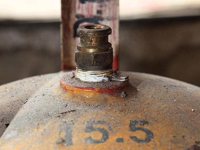 As soon as the door is opened, the cylinder explodes in the police house... | घर उद्ध्वस्त ! दरवाजा उघडताच पोलिसाच्या घरात सिलिंडरचा स्फोट... As soon as the door is opened, the cylinder explodes in the police house... | घर उद्ध्वस्त ! दरवाजा उघडताच पोलिसाच्या घरात सिलिंडरचा स्फोट...