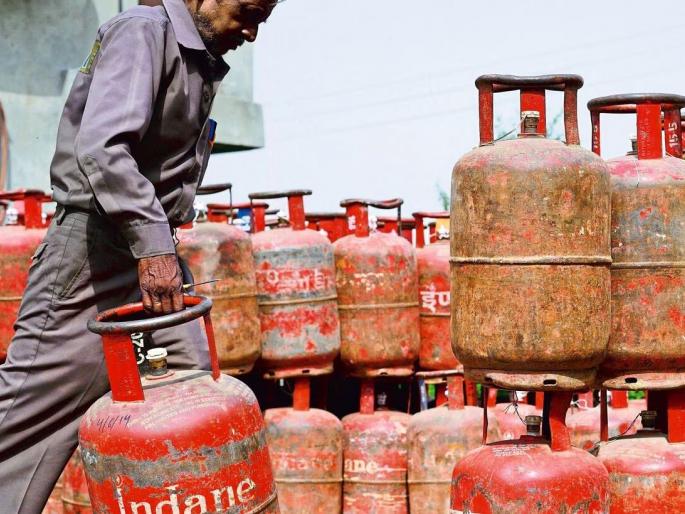 manipulation of gas cylinders; 13 cylinders seized, two booked | गॅस सिलिंडरची हेराफेरी; १३ सिलिंडर जप्त, दोघांवर गुन्हा