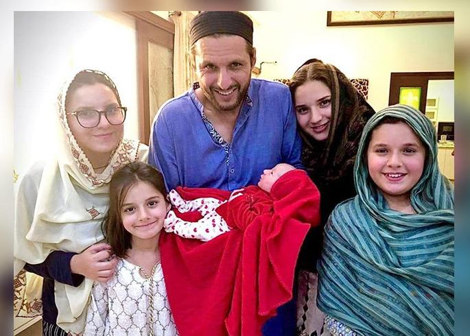 Shahid afridi and Shaheen afridi - 'Sasare-Jawai' in discussion! | शाहिद आणि शाहीन, ‘सासरे-जावई’ जोरदार चर्चेत!