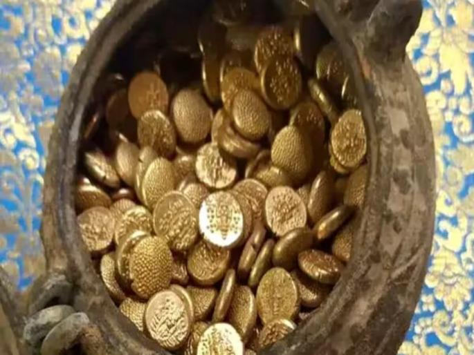 Treasure found in house demolition in navsar district, gold stamps missing; 5 laborers and police also arrested in gujrat | घर पाडताना सापडला खजिना, सोन्याचे शिक्के गायब; ५ मजुरांसह ४ पोलिसांना अटक Treasure found in house demolition in navsar district, gold stamps missing; 5 laborers and police also arrested in gujrat | घर पाडताना सापडला खजिना, सोन्याचे शिक्के गायब; ५ मजुरांसह ४ पोलिसांना अटक