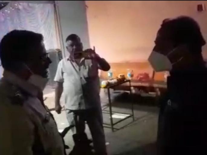 Barshit Khadi Anvardi face to face | बार्शीत खादी अन् वर्दी आमने-सामने, आमदार म्हणाले हे तालिबान नाही Barshit Khadi Anvardi face to face | बार्शीत खादी अन् वर्दी आमने-सामने, आमदार म्हणाले हे तालिबान नाही