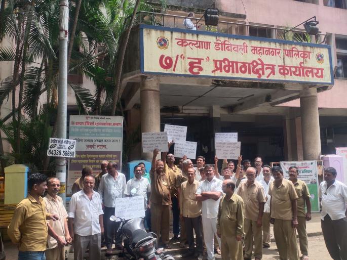 Potholes were like this despite being reprimanded by the court: Rickshaw drivers protested in Dombivli | न्यायालयाने फटकारूनही खड्डे जैसे थे; डोंबिवलीत रिक्षा चालकांचे आंदोलन Potholes were like this despite being reprimanded by the court: Rickshaw drivers protested in Dombivli | न्यायालयाने फटकारूनही खड्डे जैसे थे; डोंबिवलीत रिक्षा चालकांचे आंदोलन