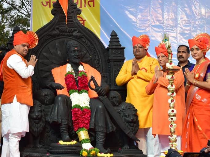 Love Jihad must be a law, Hindu Rashtra oath was given to those present in amhednagar hindu jajagruti | लव्ह जिहादचा कायदा झालाच पाहिजे, उपस्थितांना दिली हिंदू राष्ट्राची शपथ