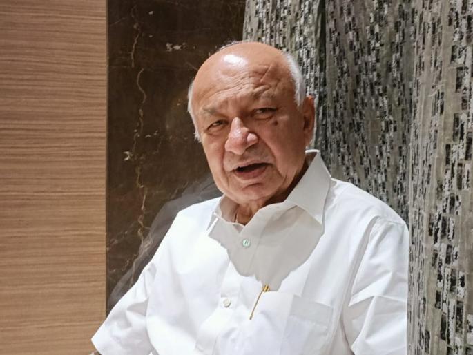 Sushil Kumar Shinde is responsible for deciding who will be the Chief Minister of Karnataka by delhi congress | कर्नाटकचा मुख्यमंत्री कोण?, सुशीलकुमार शिंदेंवर जबाबदारी; तातडीने बंगळुरुला रवाना Sushil Kumar Shinde is responsible for deciding who will be the Chief Minister of Karnataka by delhi congress | कर्नाटकचा मुख्यमंत्री कोण?, सुशीलकुमार शिंदेंवर जबाबदारी; तातडीने बंगळुरुला रवाना