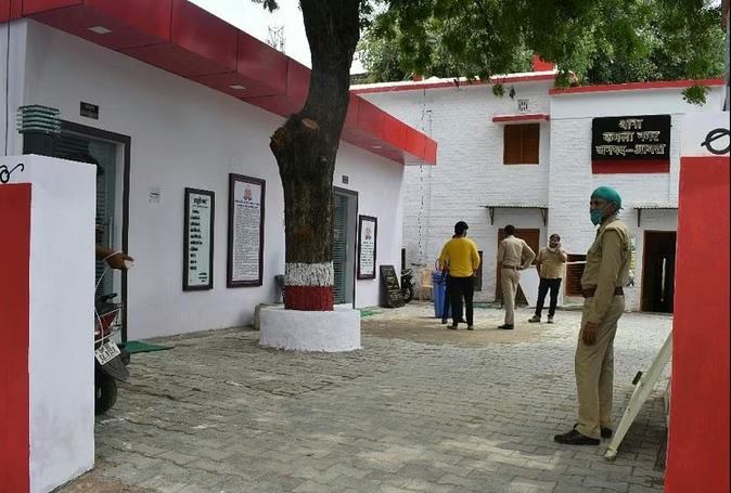 58-year-old mother-in-law gives birth to a baby; Widow's daughter-in-law runs to Family court in agra | ५८ वर्षीय सासूने दिला बाळाला जन्म; विधवा सुनेनं घेतली कुटुंब न्यायालयात धाव 58-year-old mother-in-law gives birth to a baby; Widow's daughter-in-law runs to Family court in agra | ५८ वर्षीय सासूने दिला बाळाला जन्म; विधवा सुनेनं घेतली कुटुंब न्यायालयात धाव