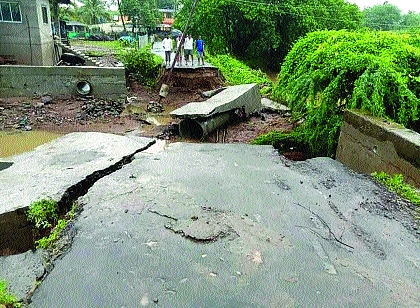 People try to recover the ruined world | उद्ध्वस्त झालेले संसार सावरण्याचा लोकांचा प्रयत्न People try to recover the ruined world | उद्ध्वस्त झालेले संसार सावरण्याचा लोकांचा प्रयत्न