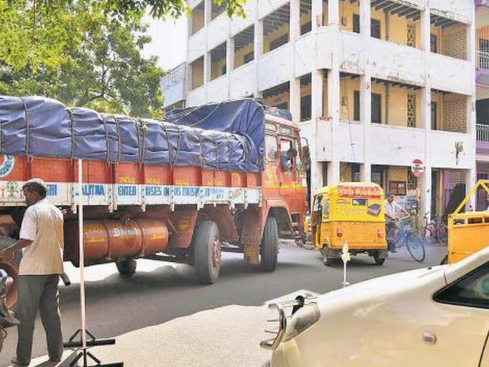 Akola extended the time of entry ban for heavy vehicles! | अकोला शहरात जड वाहनास प्रवेश बंदीची वेळ वाढवली! Akola extended the time of entry ban for heavy vehicles! | अकोला शहरात जड वाहनास प्रवेश बंदीची वेळ वाढवली!