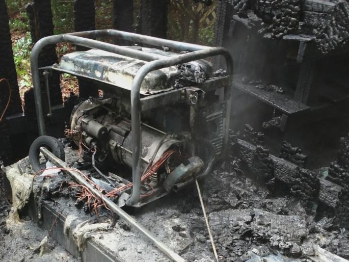 A generator outside a Domino's store caught fire; The fire engine came | डोमिनोजच्या दुकानाबाहेरील जनरेटरला भयंकर आग; अग्निशमनची गाडी आली A generator outside a Domino's store caught fire; The fire engine came | डोमिनोजच्या दुकानाबाहेरील जनरेटरला भयंकर आग; अग्निशमनची गाडी आली