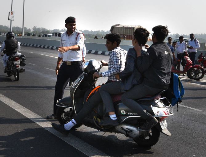 5000 fine each for 14 people who drove before 18 years of age | १८ वर्षे पूर्ण नसताना गाडी चालविलेल्या १४ जणांना प्रत्येकी ५ हजाराचा दंड