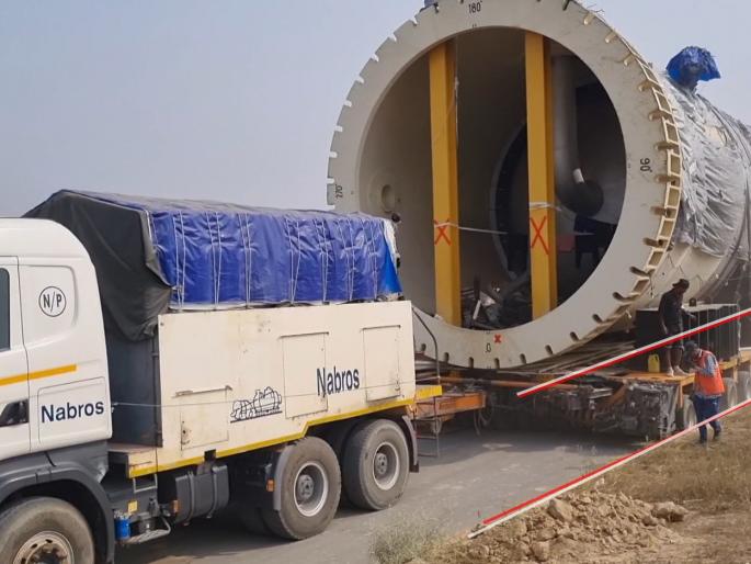 Open the sound! 416 Tire Bahubali Truck in sirsa district; Traffic started from 10 months | नाद खुळा ! रस्त्यांवर दिसला ४१६ टायरचा बाहुबली ट्रक; १० महिन्यांपासून सुरुय वाहतूक