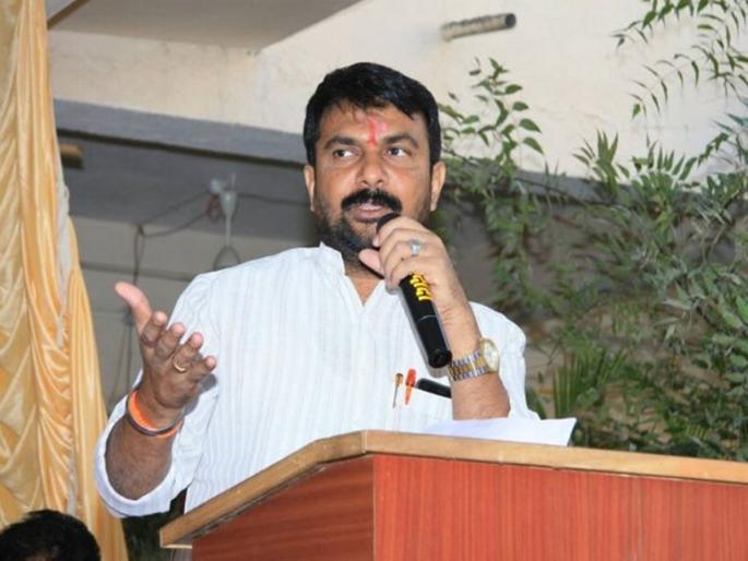 A case under Atrocity has been filed against MP Hemant Patil in case of nanded hopital dean | अखेर खासदार हेमंत पाटील यांच्याविरुद्ध ॲट्रॉसिटीअंतर्गत गुन्हा दाखल A case under Atrocity has been filed against MP Hemant Patil in case of nanded hopital dean | अखेर खासदार हेमंत पाटील यांच्याविरुद्ध ॲट्रॉसिटीअंतर्गत गुन्हा दाखल