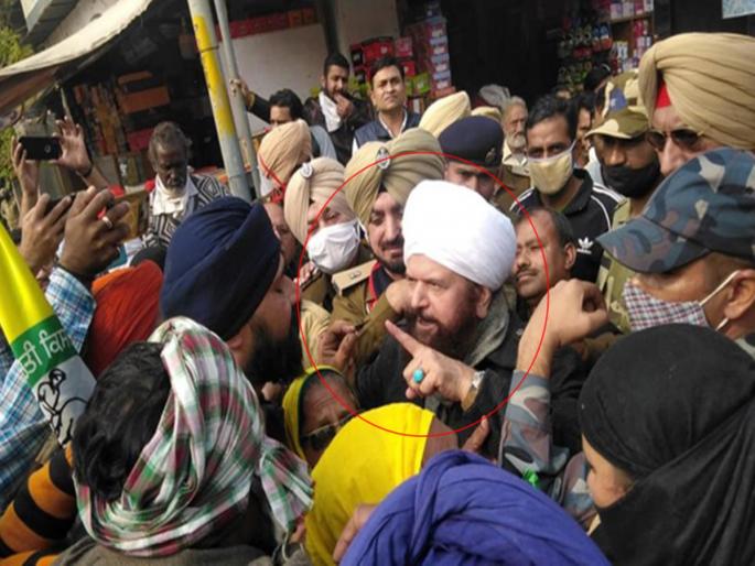Sufi singer Hansraj Hans surrounded by farmers | सुफी गायक हंसराज हंस यांना शेतकऱ्यांचा घेराव Sufi singer Hansraj Hans surrounded by farmers | सुफी गायक हंसराज हंस यांना शेतकऱ्यांचा घेराव