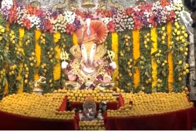 Decoration of 1,111 hapus mangoes to Dagdusheth Ganapati, prayer for coronation free India | दगडूशेठ गणपतीला 1,111 हापूस आंब्यांची आरास, कोरोनामुक्तीसाठी प्रार्थना