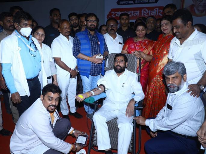 Chief Minister Eknath Shinde wishes the people of New Year by donating blood | मध्यरात्रीच रक्तदान करुन नववर्षाची सुरुवात, मुख्यमंत्री शिंदेंच्या जनतेला शुभेच्छा Chief Minister Eknath Shinde wishes the people of New Year by donating blood | मध्यरात्रीच रक्तदान करुन नववर्षाची सुरुवात, मुख्यमंत्री शिंदेंच्या जनतेला शुभेच्छा