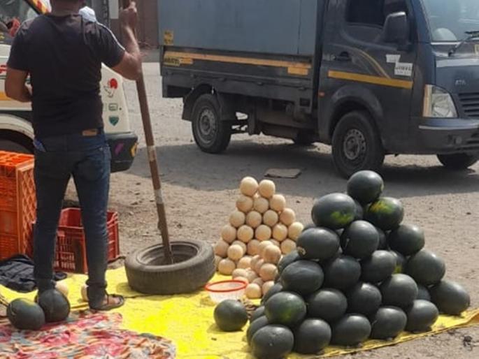 fall in summer fruit prices; Street selling by farmers | उन्हाळी फळांच्या भावात घसरण; शेतकरी करतायंत रस्त्यावर विक्री fall in summer fruit prices; Street selling by farmers | उन्हाळी फळांच्या भावात घसरण; शेतकरी करतायंत रस्त्यावर विक्री