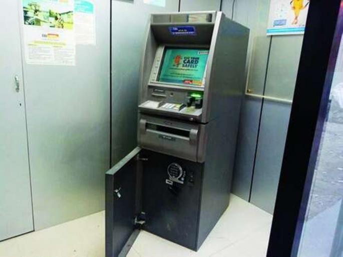 ATM broken, still no money stolen; Filed a case ind dhule | एटीएम फोडले, तरीही पैसे नाही चोरता आले; चोरटे रिकाम्या हाताने फरार ATM broken, still no money stolen; Filed a case ind dhule | एटीएम फोडले, तरीही पैसे नाही चोरता आले; चोरटे रिकाम्या हाताने फरार